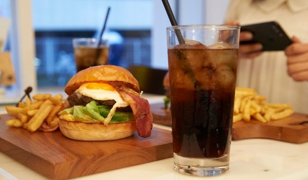 Cele mai nocive alimente fast-food pentru creier, clasificate în urma unui nou studiu