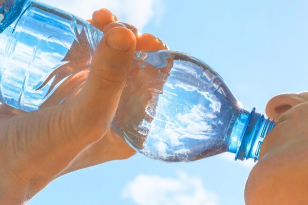 Apa îmbuteliată nu este atât de pură pe cât crezi, avertizează un expert