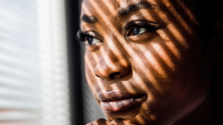 Psihologii adoptă o mentalitate specifică pentru a rămâne pozitivi, arată un studiu