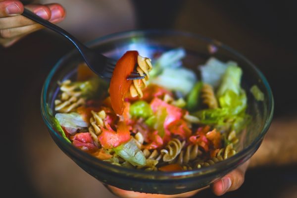 O Schimbare Simplă în Dietă Ajută Adulții Mai în Vârstă să Piardă Grăsime și să-și Stimuleze Metabolismul