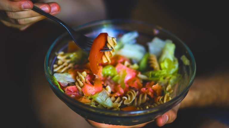 O Schimbare Simplă în Dietă Ajută Adulții Mai în Vârstă să Piardă Grăsime și să-și Stimuleze Metabolismul