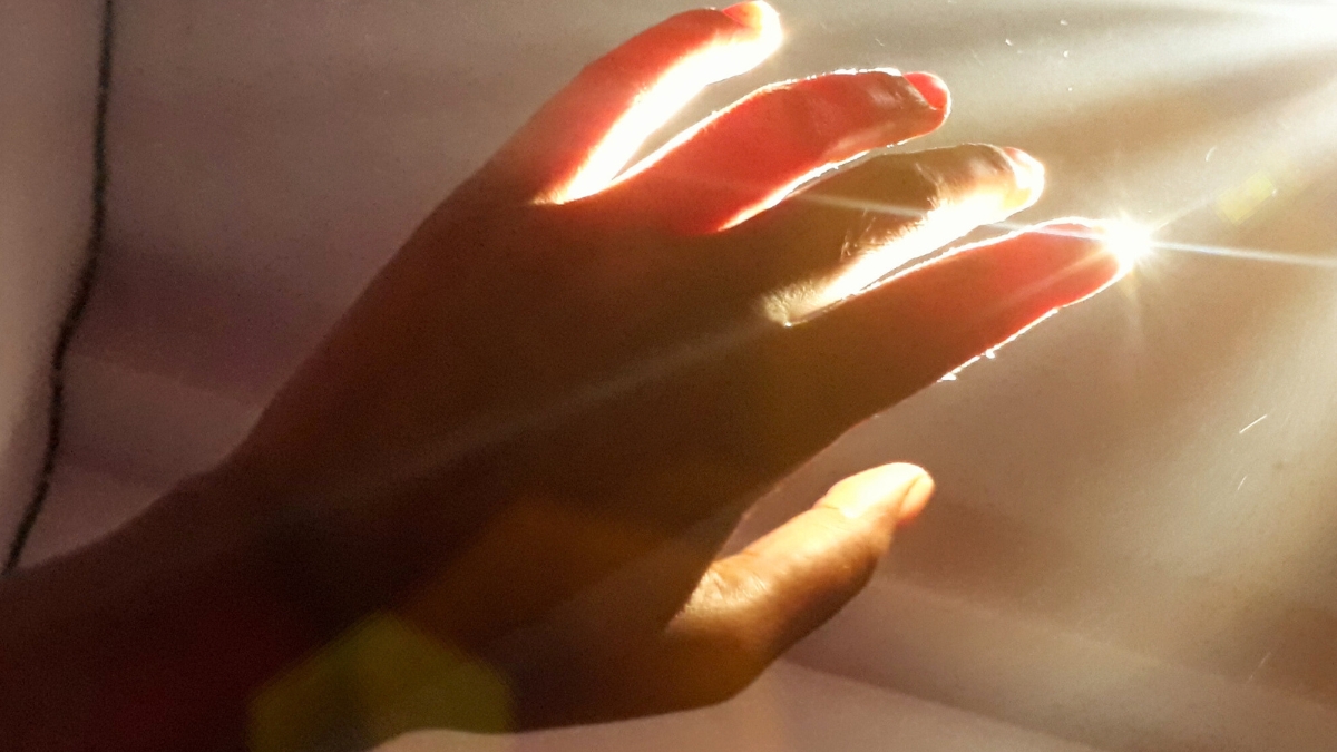 Descoperire uimitoare: Emetem o lumină vizibilă care dispare odată cu moartea, conform unui studiu surprinzător