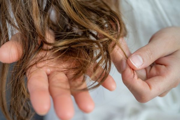 Un Semnal al Maladiei Parkinson Ar Putea Fi Ascuns în Părul Tău, Conform unui Studiu