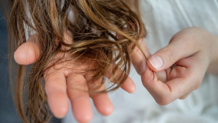 Un Semnal al Maladiei Parkinson Ar Putea Fi Ascuns în Părul Tău, Conform unui Studiu