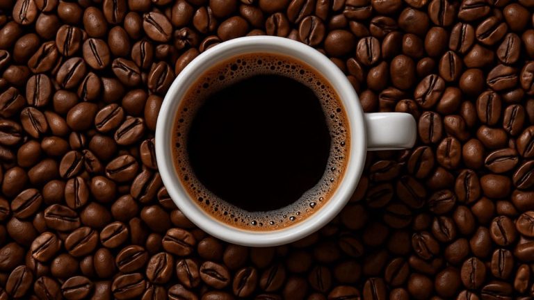 Efectele pozitive ale cafelei asupra stării de spirit și performanței cognitive, chiar și fără cofeină