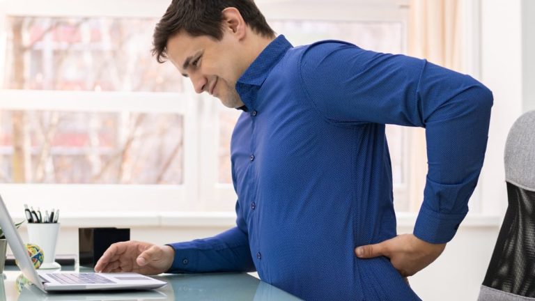 Riscul de a sta pe scaun toată ziua nu poate fi compensat doar prin exerciții fizice, avertizează un expert