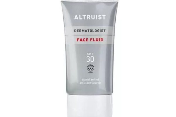 Cum te protejează un fluid antioxidant cu SPF30 de efectele nocive ale soarelui?