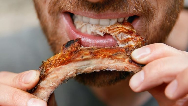 Cauzează Dieta Keto Cancerul? Un Nou Studiu Pune la Îndoială Teoria Populară