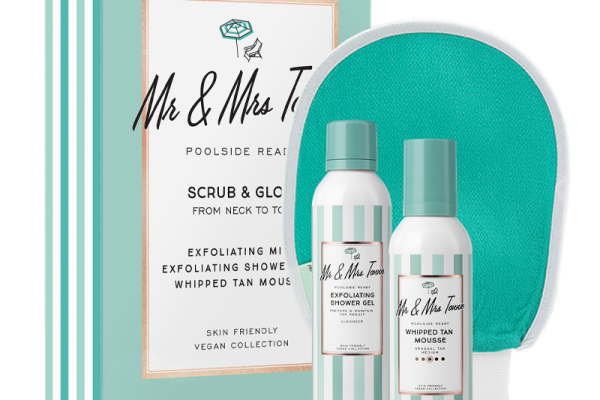 Ce este Kit Scrub & Glow și cum ajută la obținerea unui bronz perfect acasă?