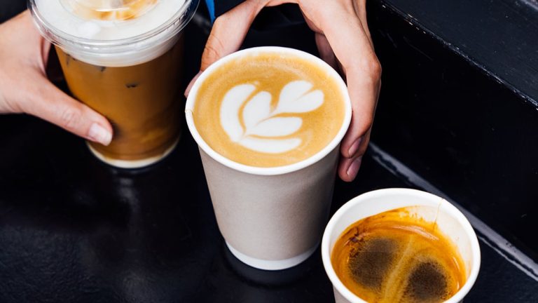 Consumatorii de Cafea au Mai Puțină Grăsime, Mai Mult Mușchi și Diferențe Surprinzătoare în Hormonii Sexuali