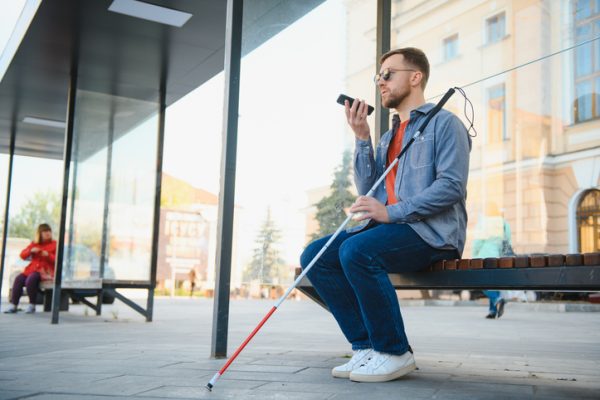 Aplicația mobilă oferă navigare în timp real pentru persoanele cu deficiențe de vedere