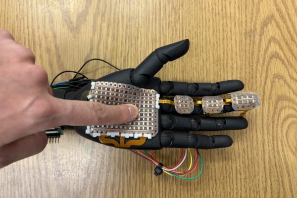 Piele electronică pentru proteze simte temperatură și presiune cu o rezoluție de 10 ori mai mare