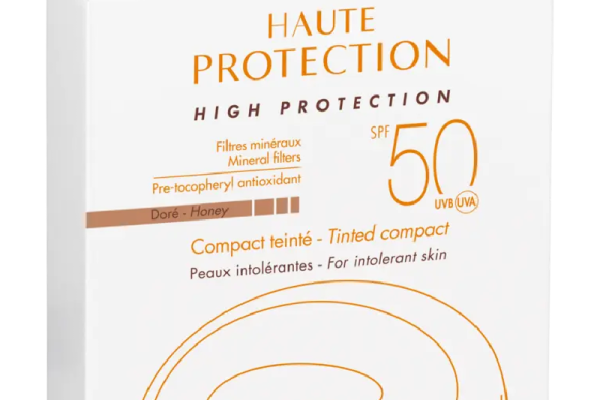 Ce este crema compactă nuanțatoare cu fotoprotecție și cum ajută la protejarea tenului sensibil?