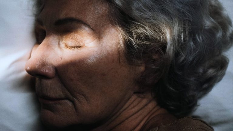 Undele cerebrale din somn profund oferă protecție împotriva bolii Alzheimer, arată un nou studiu
