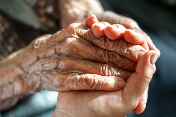 Dacă Părinții Tăi Trăiesc până la 100 de Ani, Înseamnă că și Tu Vei Face Același Lucru? Cel Mai Complex Studiu Are un Răspuns.