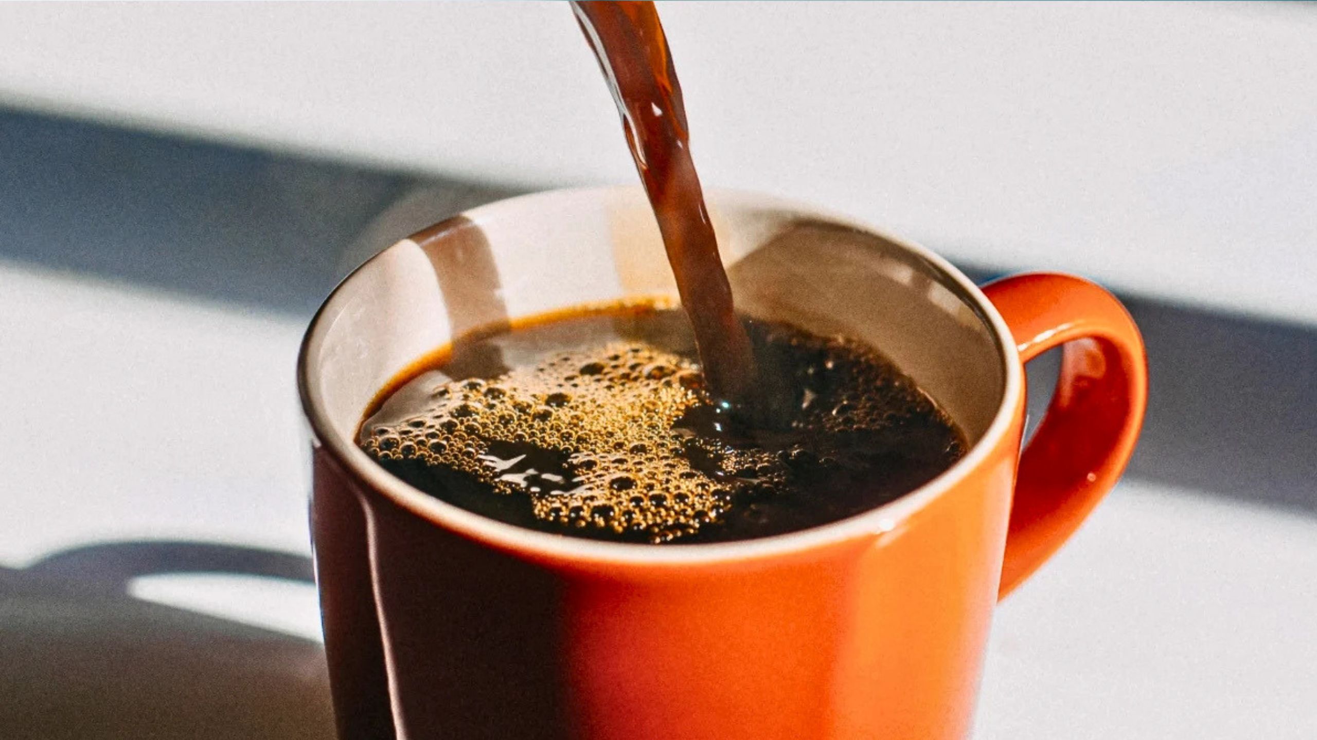 Ceaiul sau cafeaua pot influența riscul de osteoporoză la femeile în vârstă