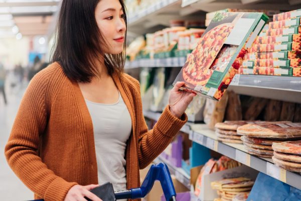 Alimentele ultraprocesate modifică răspunsurile metabolice și cerebrale, în ciuda unor nutrienți echivalenți