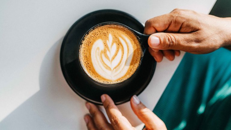 Cafeaua Decafeinizată Ar Putea Avea un Avantaj Surprinzător Față de Cafeaua Cu Cafeină, Arată un Studiu