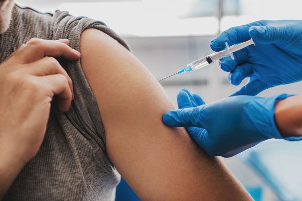 Rolul Microbilor Intestinali în Febra Post-Vaccinare