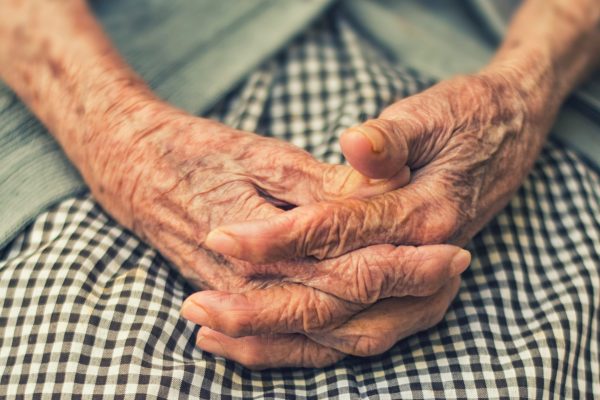 O Descoperire Științifică: Femeile dintr-un Sat Mic din Italia Trăiesc o Viață Excepțional de Lungă