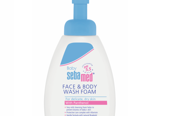 Ce beneficii oferă spuma dermatologică de curățare pentru pielea sensibilă a bebelușului?
